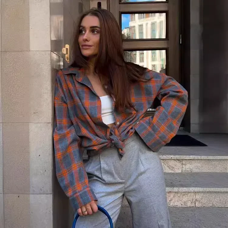 

Блузка в стиле ретро, свободного кроя, весна-осень-зима 2025, в клетку, полосатая, с длинным рукавом и карманами.