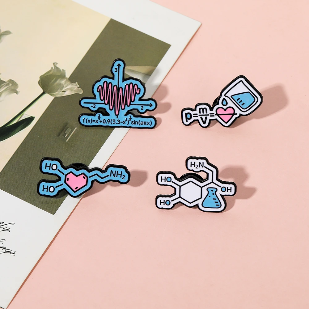 4 أنماط مضحك الأزرق القلب الصيغة العلمية المينا دبابيس P = M/V الصيغة الهيكلية الكيميائية الرياضيات على شكل دبابيس شارة الطالب