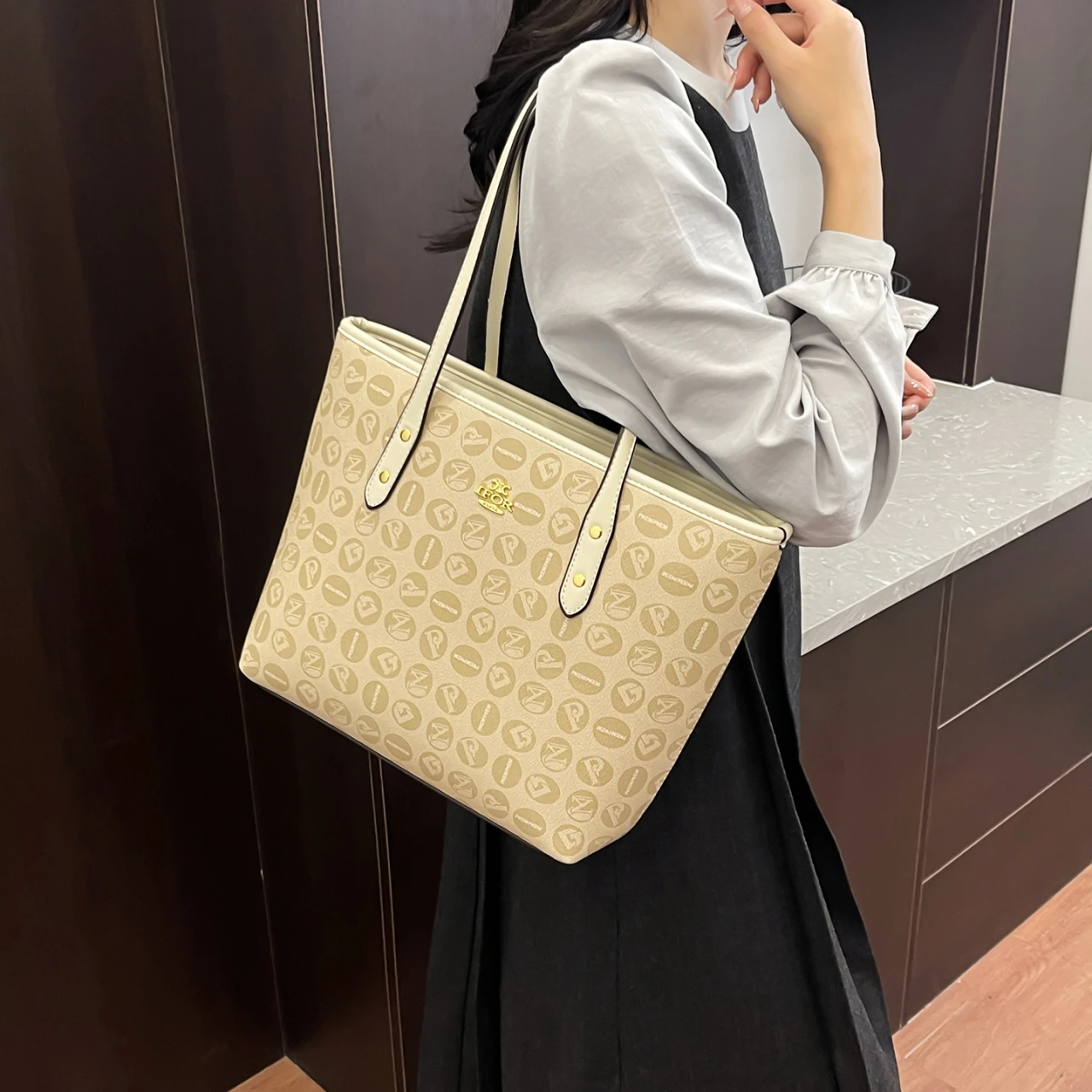 

New Trendy Zipper Shoulder Bag For Women Elegant And Comfortable Handbag With Luxury Designer Letter Logo