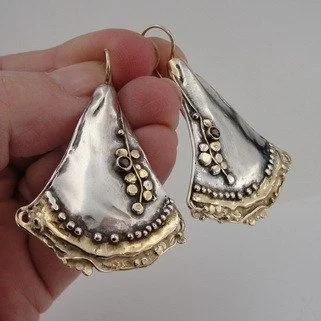 Retro Two-Tone Distressed Fan-Shaped Inlaid Artificial Gemstone Drop Earrings for Ladies, Suitable for Casual and Vacation Wear.