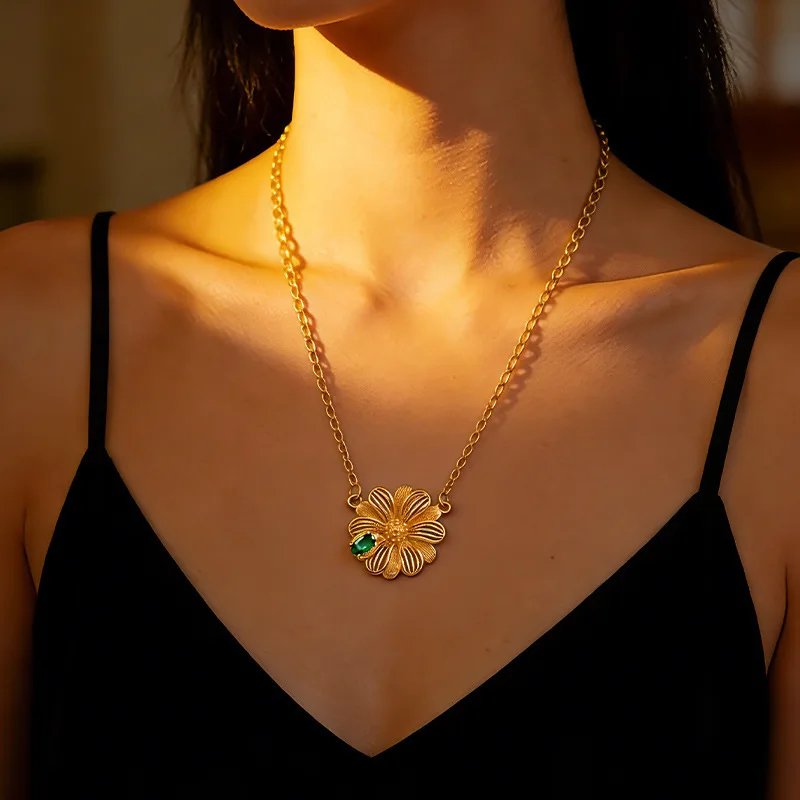 

Emerald Hollow Flower Necklace For Women 24K Gold AU999, Niche luxury style is unique and not easy to duplicate