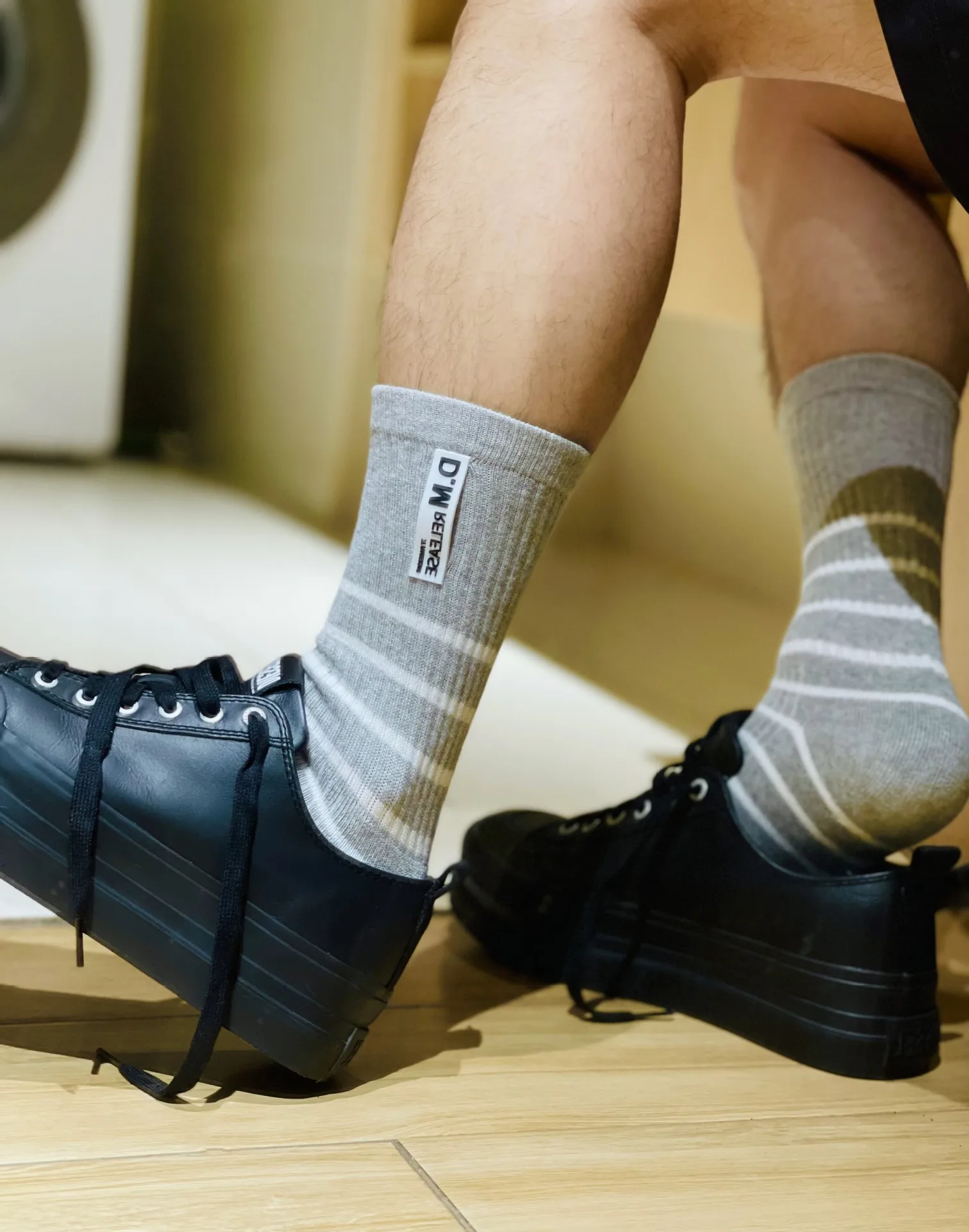 Men\'s Socks Fashion Striped Design Socks Sweat Absorbing Comfortable Sports Younge Men Middle Tube Stockings