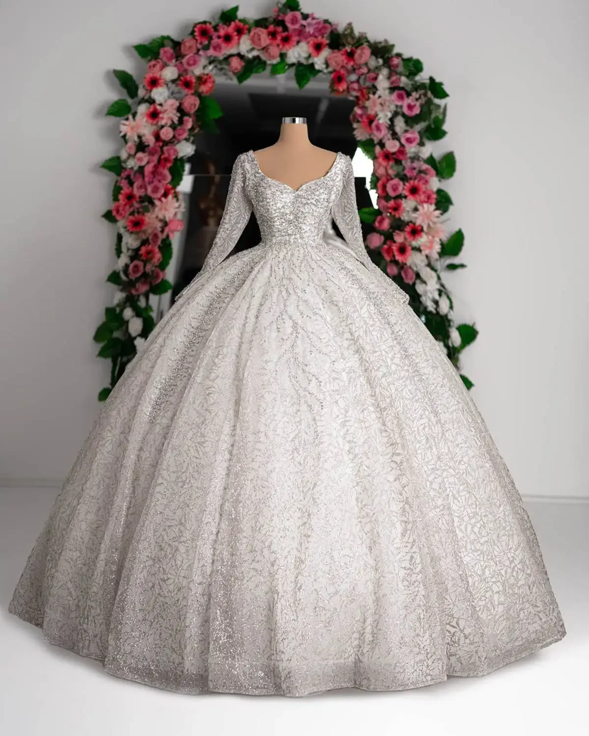 

Flavinke Customized Luxurious Classic Ball Gown Wedding Dresses 2025 Long Sleeves Scoop Neck Bridal Sequins Sweep Train Dresses