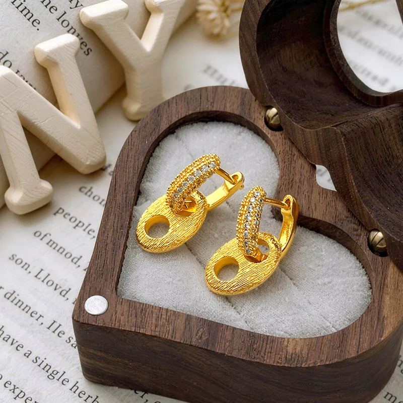 

Стильное украшение для женщин из 24-каратного золота AU999 с бриллиантами, в форме свиного носа, с возможностью носить двумя способами, с роскошным дизайном.