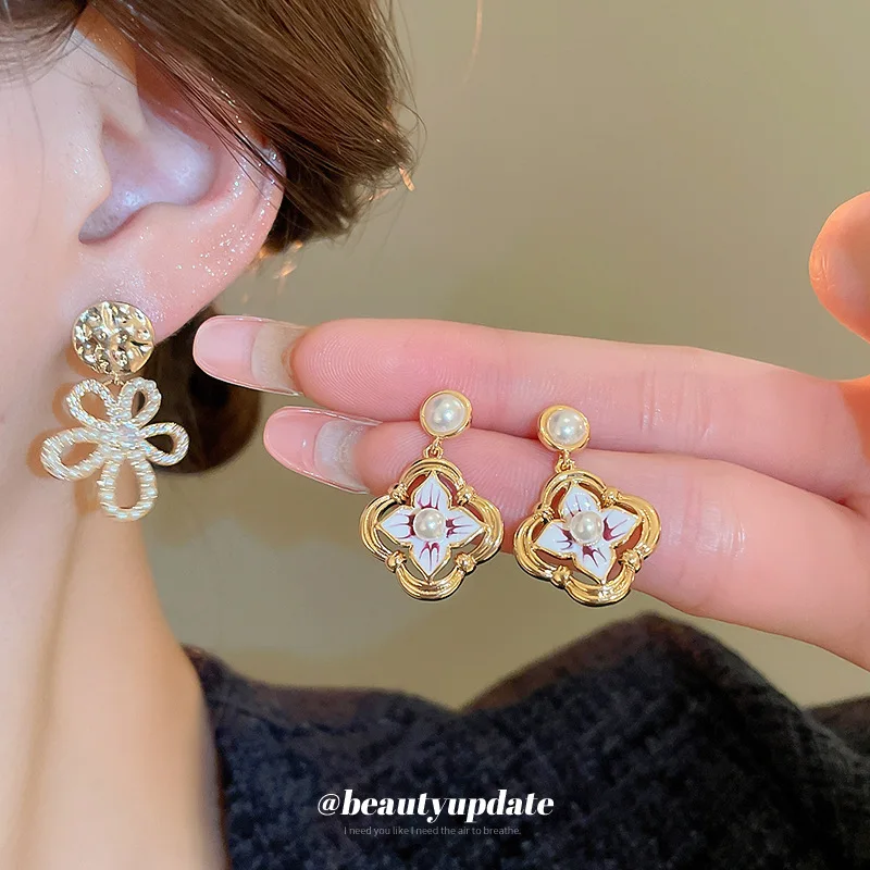 

Real Gold Electroplated Silver Needle Pearl Flower Earrings Medieval Vintage Earrings Fashionable Light Luxury Earrings Women