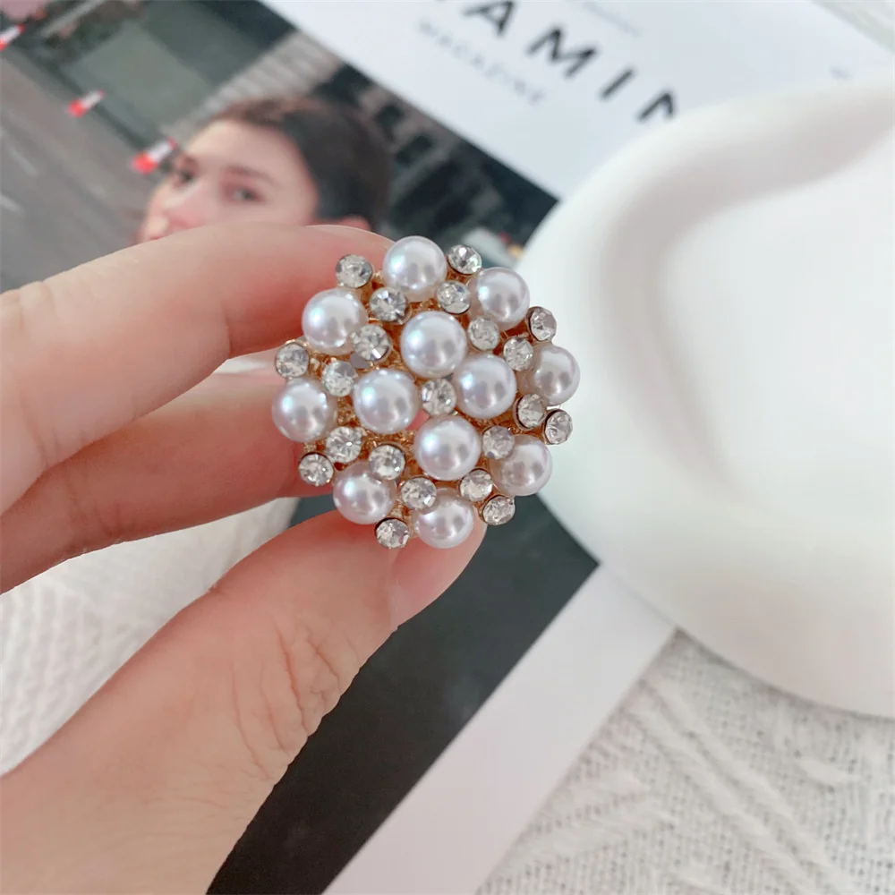 الملابس الزاوية عقدة زر تشيكوسلوفاكيا اللؤلؤ الدائري للنساء قميص هيم تي شيرت وشاح مشبك الزركون الملابس مجوهرات اكسسوارات هدية