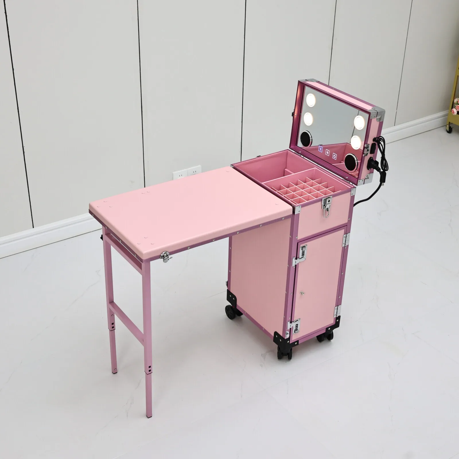Rosa, tragbarer Manikürtisch mit LED-Spiegel, Schubladen und Rollen, zusammenklappbarer, rollbarer Nagelstudio-Tisch mit Stuhl, Salonmöbel für Nageldesigner. – Detail 9
