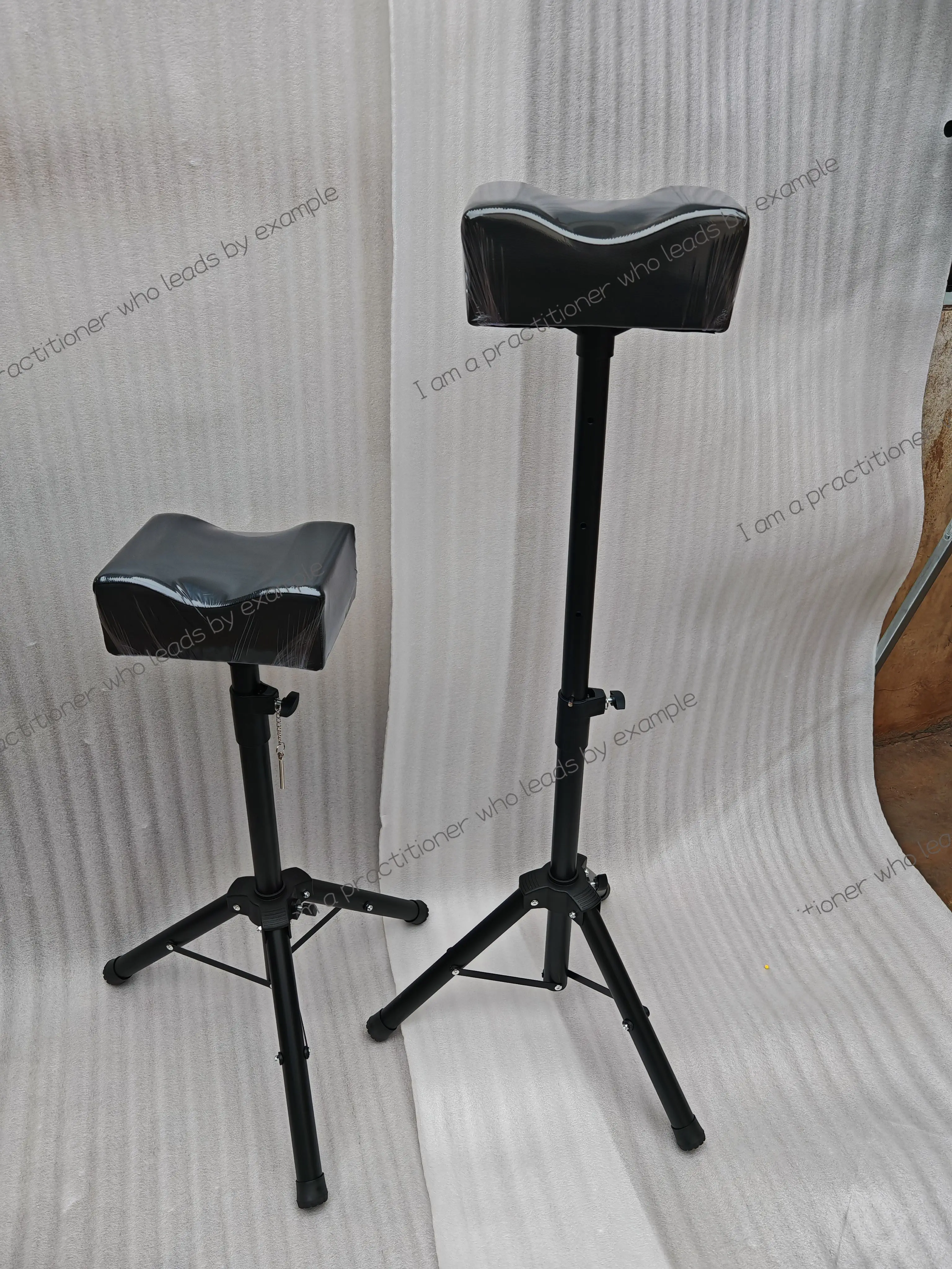 

Leg support frame, floor adjustable mobile leg support frame, massage table, used together