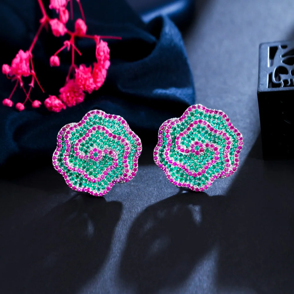 CWWZircons Kreative Ohrstecker mit großen Blumen aus grünem und rosarotem Zirkonia im Mikro-Pavé-Stil für Damen, schicker Schmuck für Hochzeiten und Partys E0810 – Detail 3