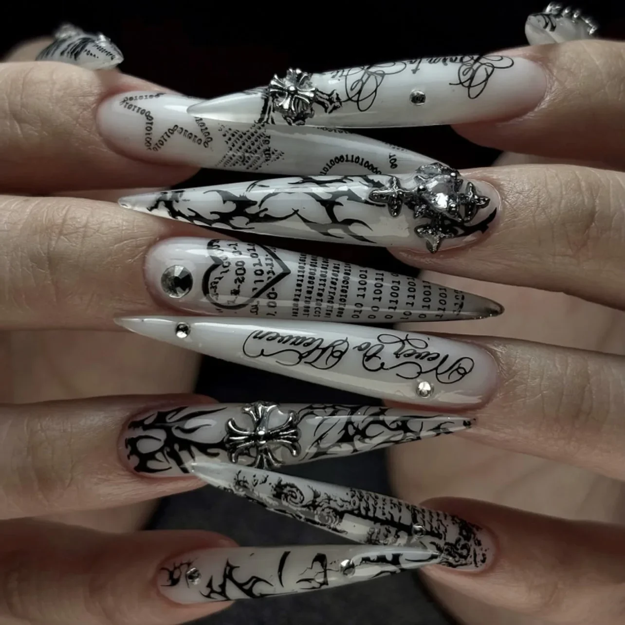 24-teiliges Mandel-Nagelset zum Aufkleben, tragbare Nagelspitzen mit Blumen-, Perlen- und Polka-Dot-Design, künstliche französische Fingernägel für Damen – Detail 2