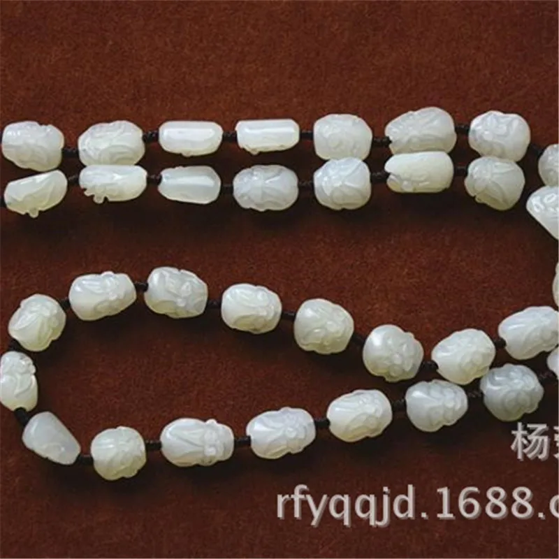 

Ожерелье из нефрита «Восемнадцать Архатов»: статуэтка Архата из зеленого и белого нефрита, свободноформные бусины Будды, подвеска-цепочка