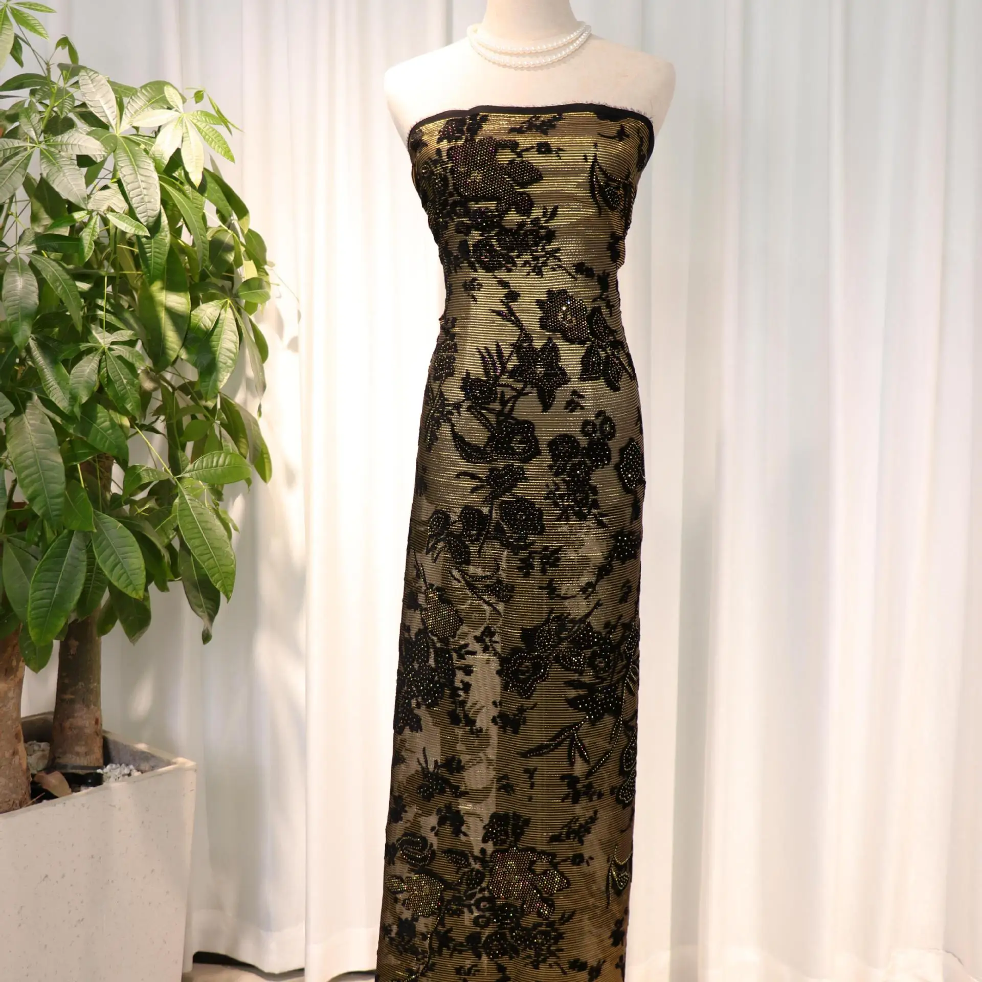 

Шелковая ткань из жоржета с золотым цветочным узором, черная