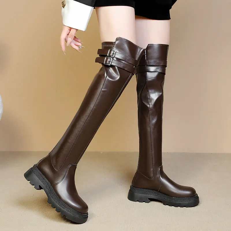 أحذية نسائية فوق الركبة لراكبي الدراجات النارية 2025 منصة جديدة نعل سميك قابل للتمدد مقاس كبير أحذية بمقدمة مستديرة وكعب منخفض للدراجات النارية