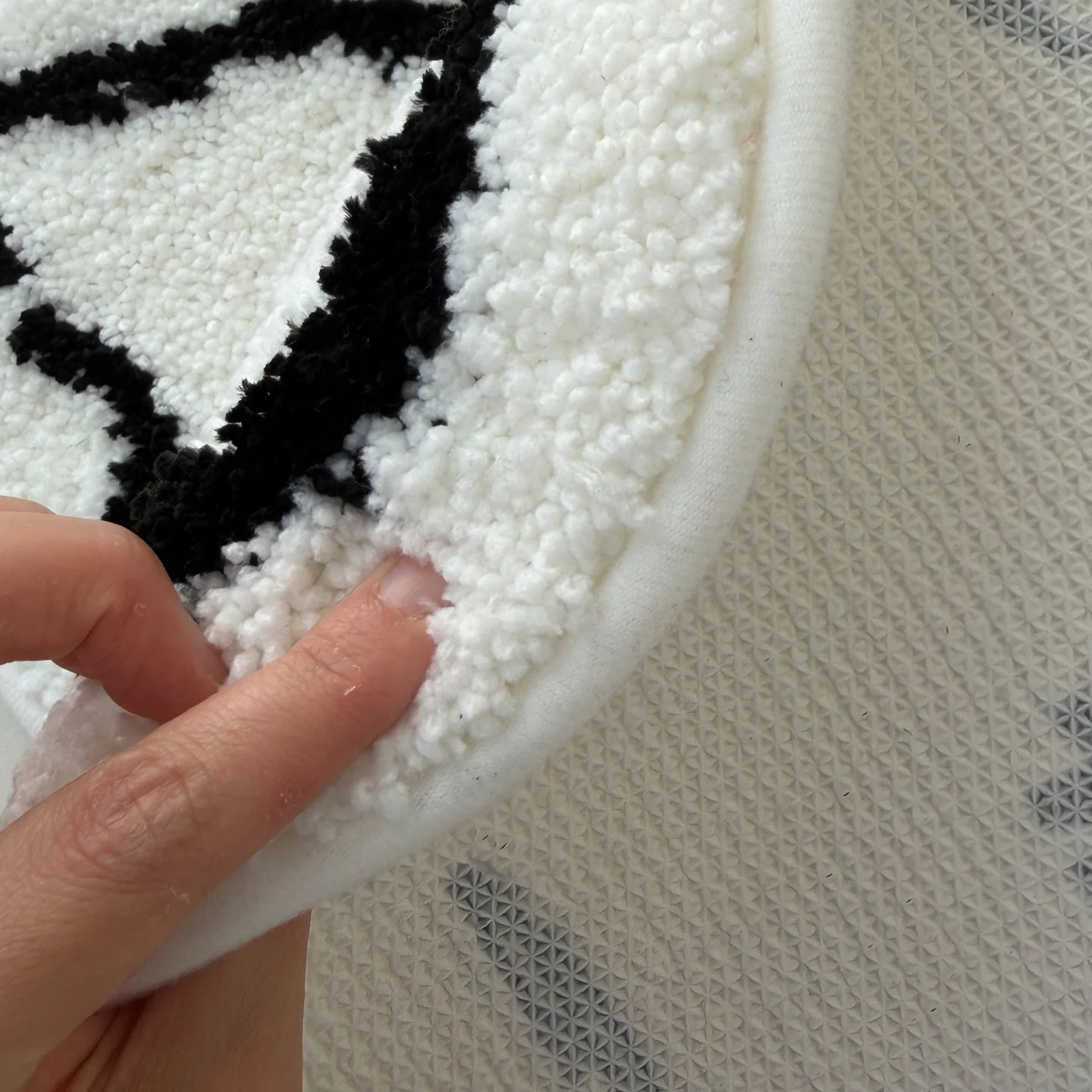 Ins Style Bowknot Shaped Tufted Bath Mat, Soft Absorbent Irregular Floor Rug for Bathroom Bedroom