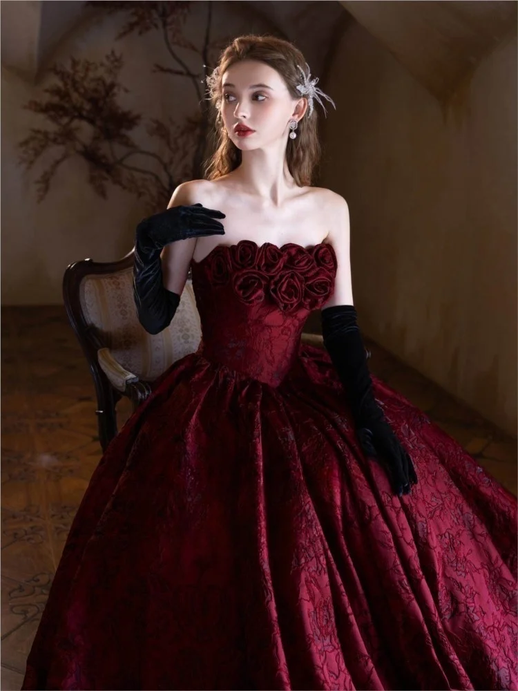

Red banquet rose long toasting Hepburn and light little dress