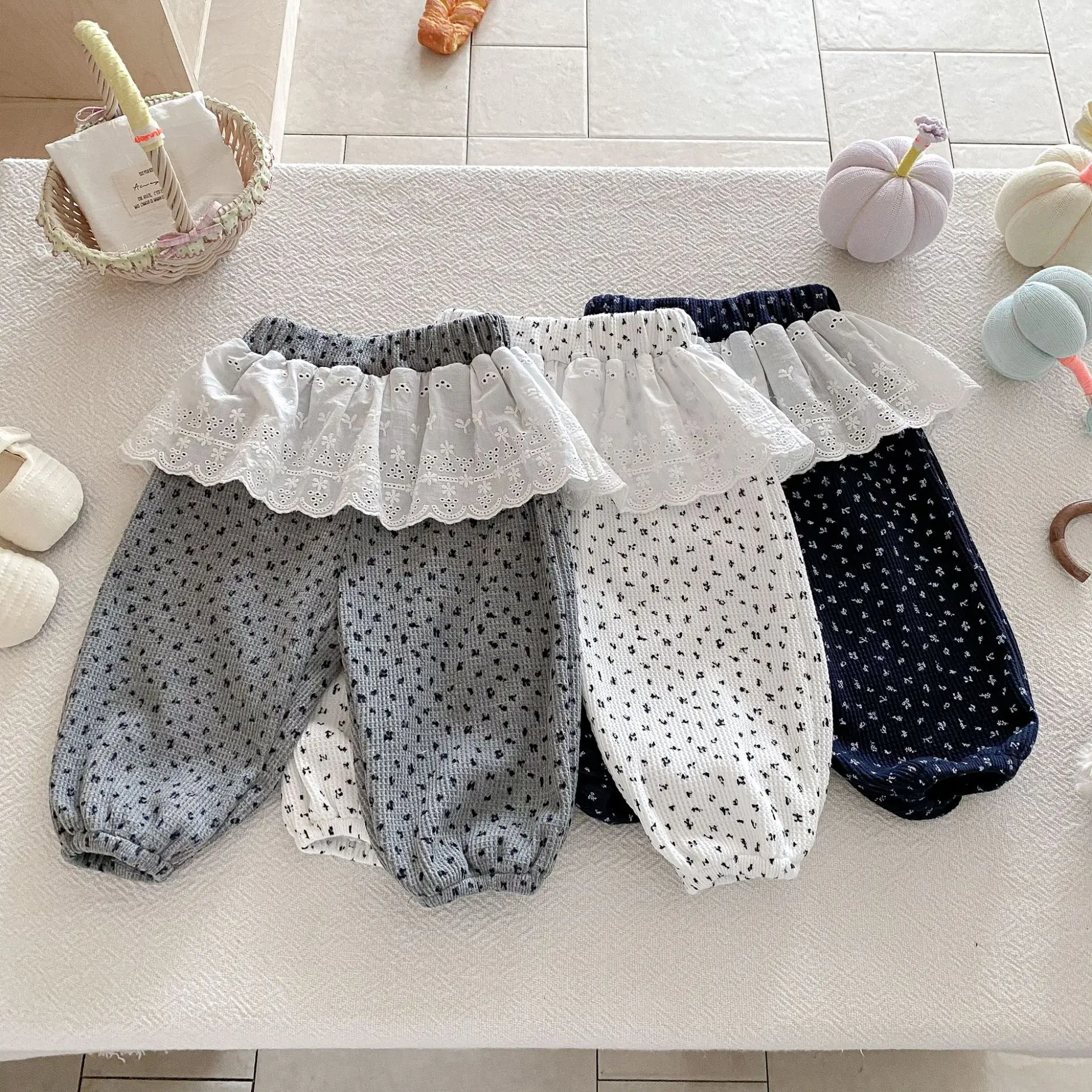 

Детские брюки-шаровары для девочек 6М-4Г, весенние, корейские, белые, с цветочным кружевом и оборками, на резинке