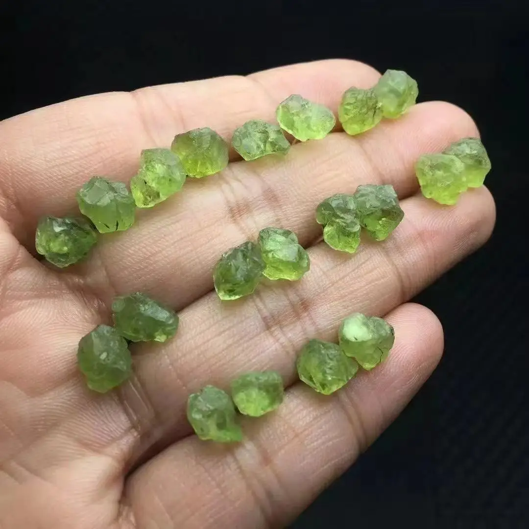 Одна пара серег-серьг из серебра 925 пробы с инкрустацией из натурального оливинового кристалла и руды для медитации Одна пара серег-серьг из серебра 925 пробы с инкрустацией из натурального оливинового кристалла и руды для медитации