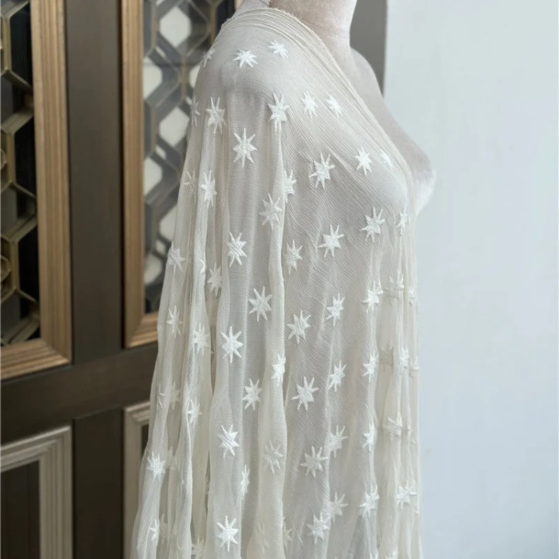 

1 метр 100% шелковой ткани из тутового шелкопряда, 14 момме, тонкий жатый шелк-жоржет, белый, с вышивкой и принтом, ширина 135 см (53 дюйма), продается на метры, JN706