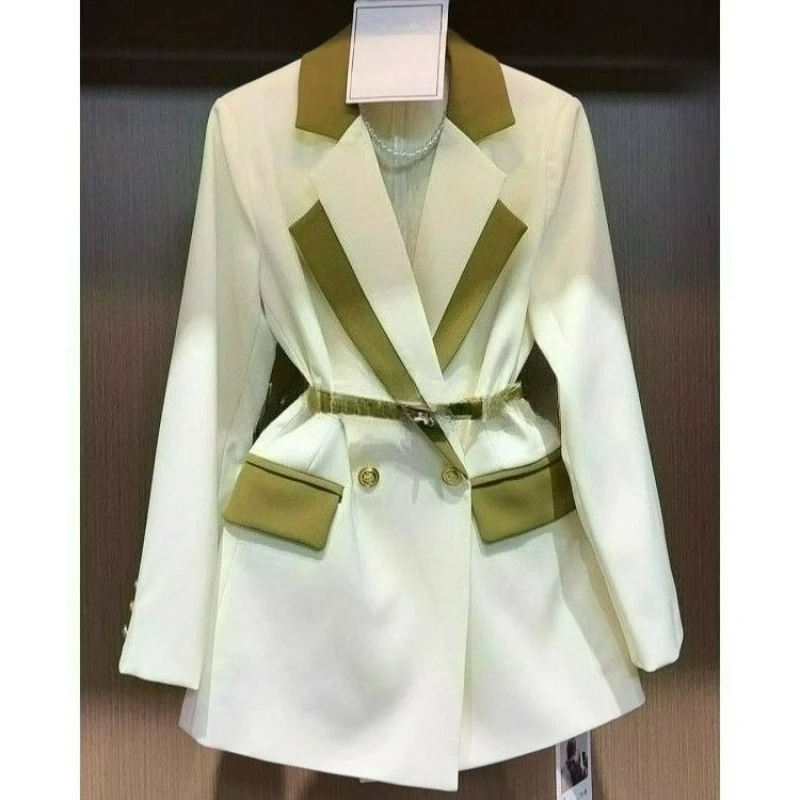 

Новый модный весенне-осенний костюм 2026 года со стильной повседневной курткой контрастного зеленого цвета универсально для дизайнеров.