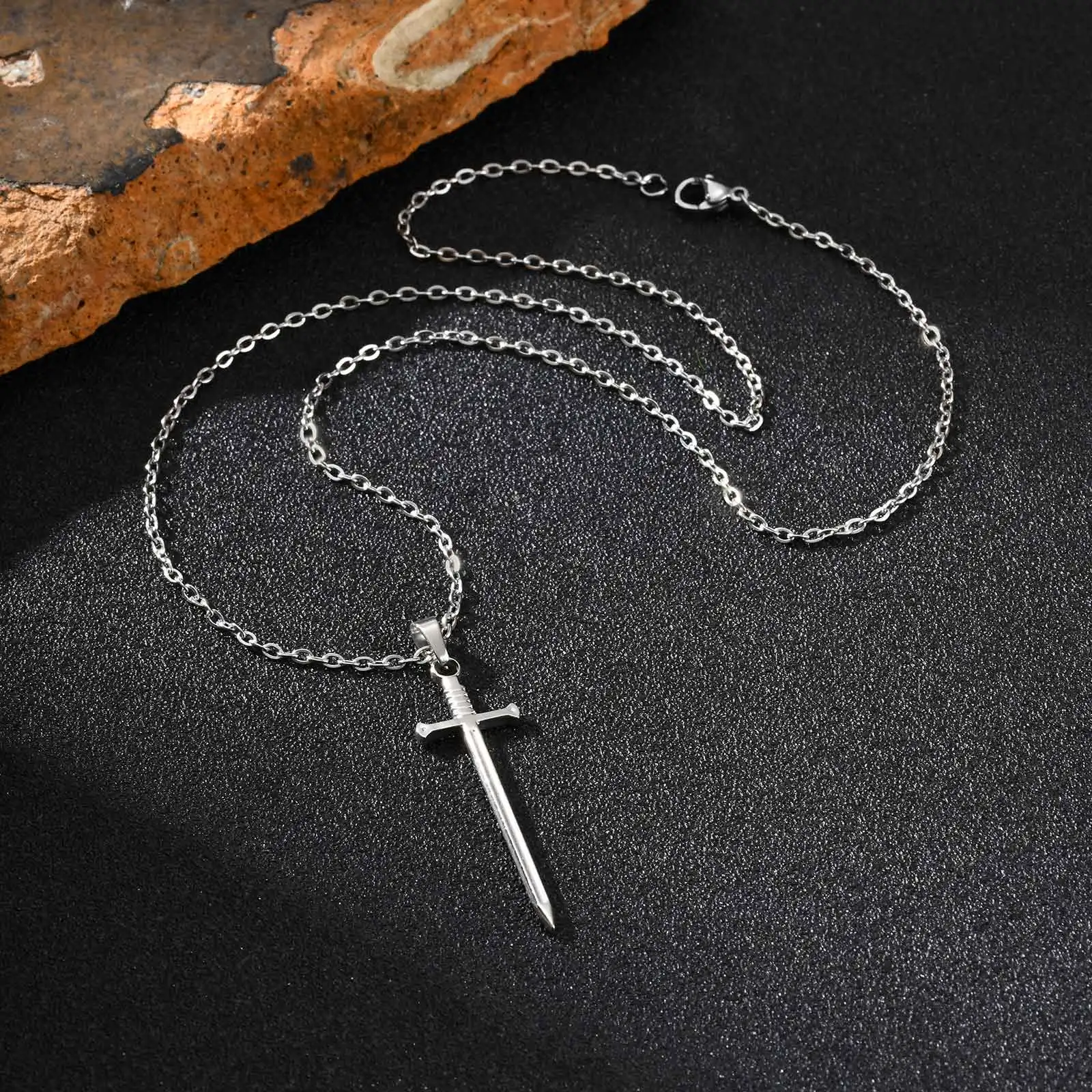 Retro Gothic Edelstahl Langes Schwert Kreuz Anhänger Halskette, Punk Hip Hop Geometrische Halskette, Mode Party Schmuck für Männer – Detail 9
