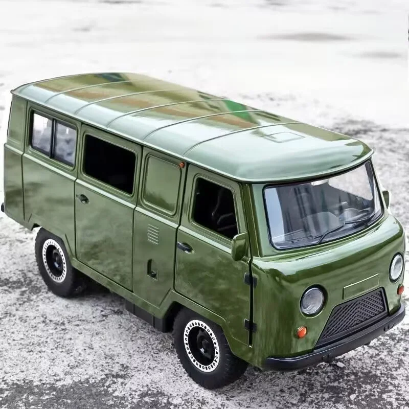 1/18 UAZ Traveler Alloy Van Car Model Diecasts Metal Off-road Vehicles Car Model Simulation Sound Light Collection Kids Toy Gift