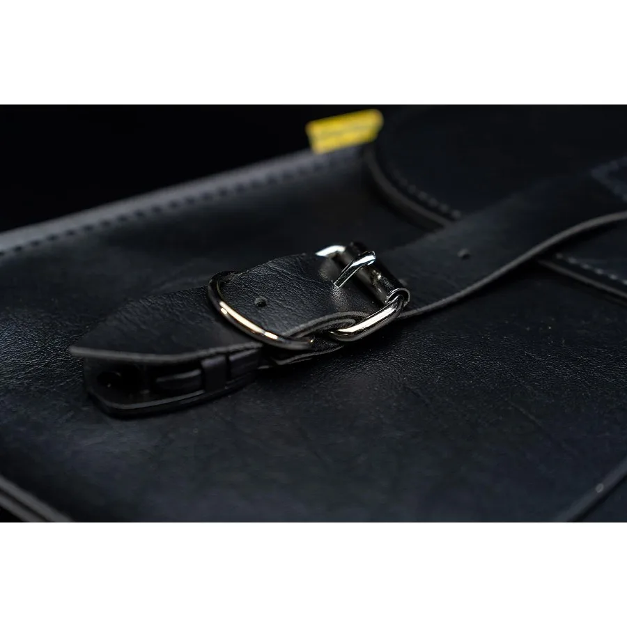 Zestaw sakw motocyklowych ze skóry syntetycznej z serii Deluxe w kolorze czarnym, uniwersalny, zaprojektowany do jazdy długodystansowej i miejskiej.