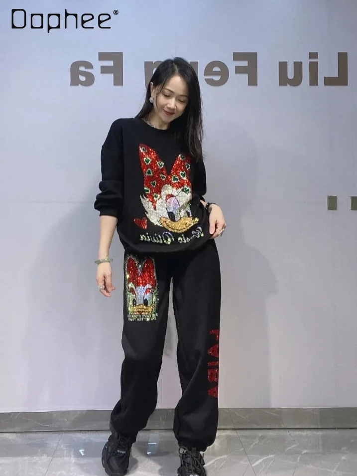 

Новинка Весна 2026: Комплект из двух предметов — свитшот с мультяшным принтом и стразами, свободный крой, топ с длинными рукавами и брюки. Женская одежда.