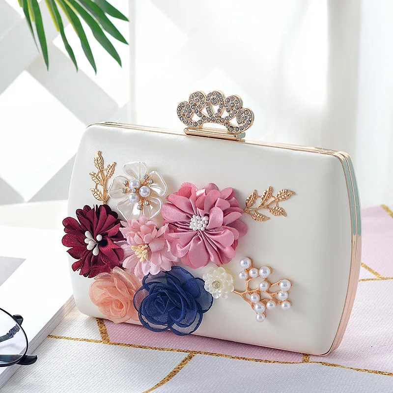 

Elegant Women's Clutch Bag Three-dimensional Flowers Chain Luxury Evening Bag Pearl Diamonds Banquet Dinner Wedding Dress Bags