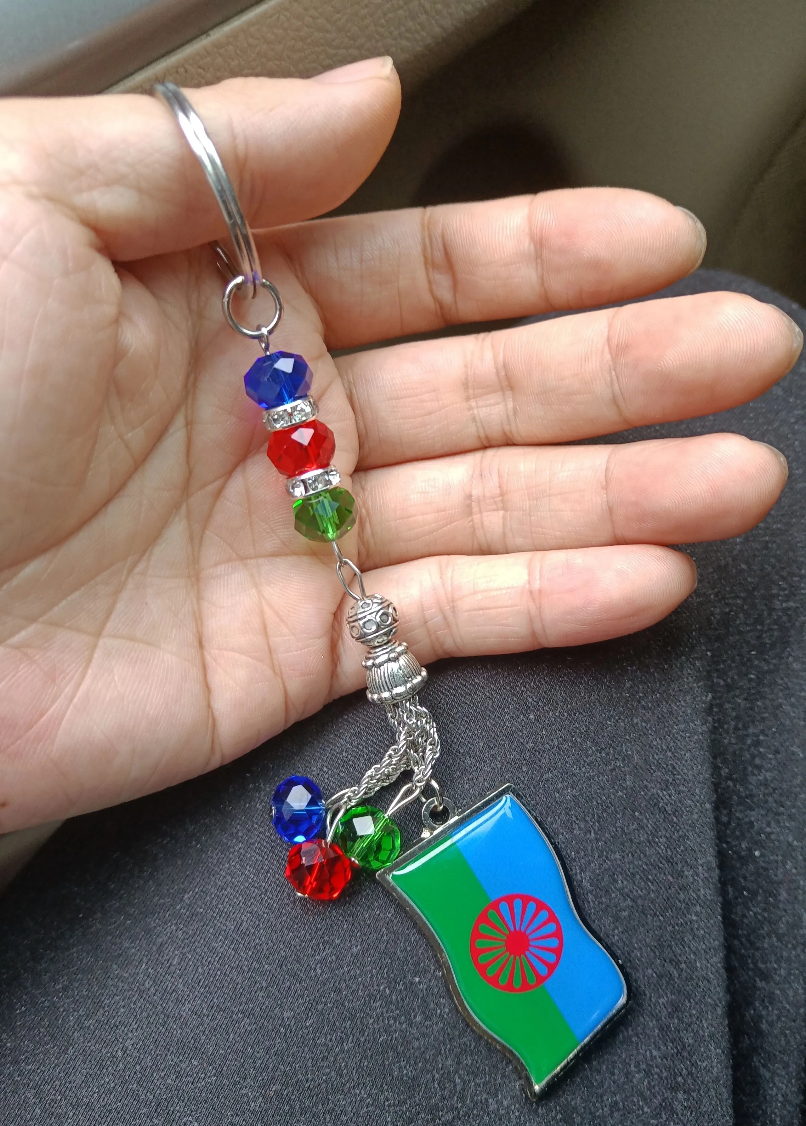 2 unidades de llavero estilo gitano/romano, chupete de lujo para bebé con diseño de bandera de los pueblos romanos, para colgar en casa/oficina/pared, con clips de cadena