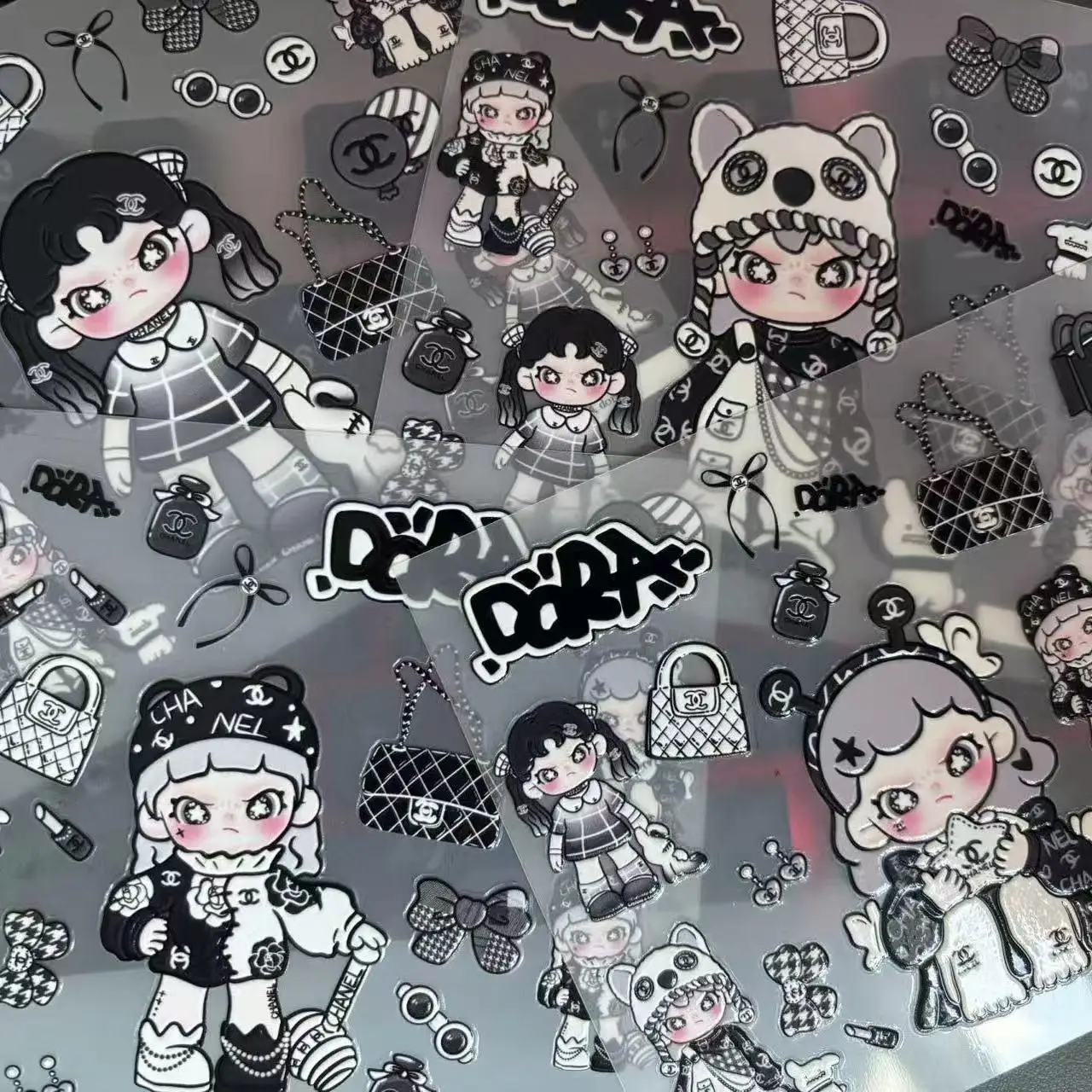 : Adesivos e película traseira para celular