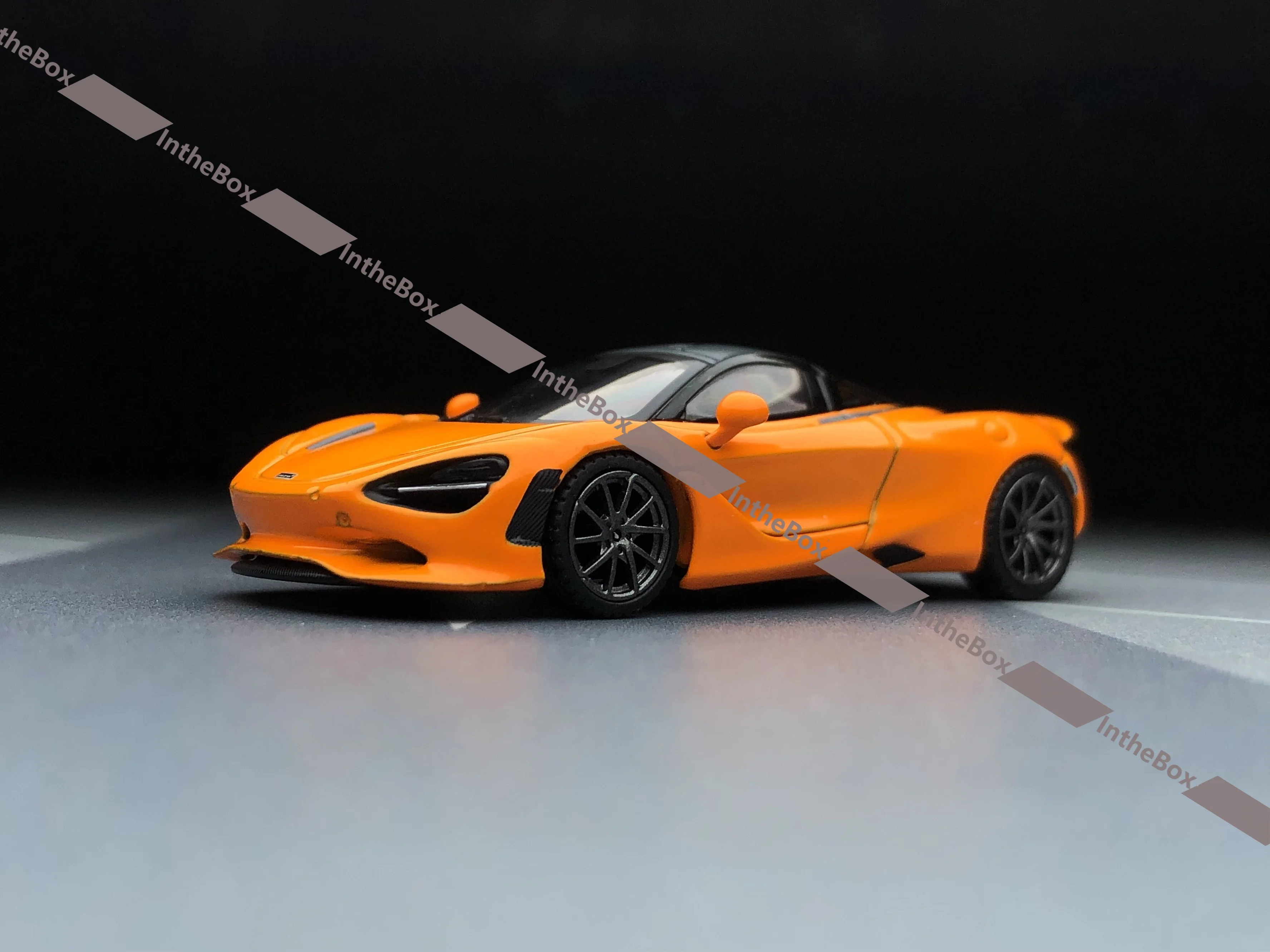 Minigt 1:64 814 750s Orange Sportmodell Druckguss-Metallauto BN Modellauto-Sammlung Limited Edition Hobbyspielzeug