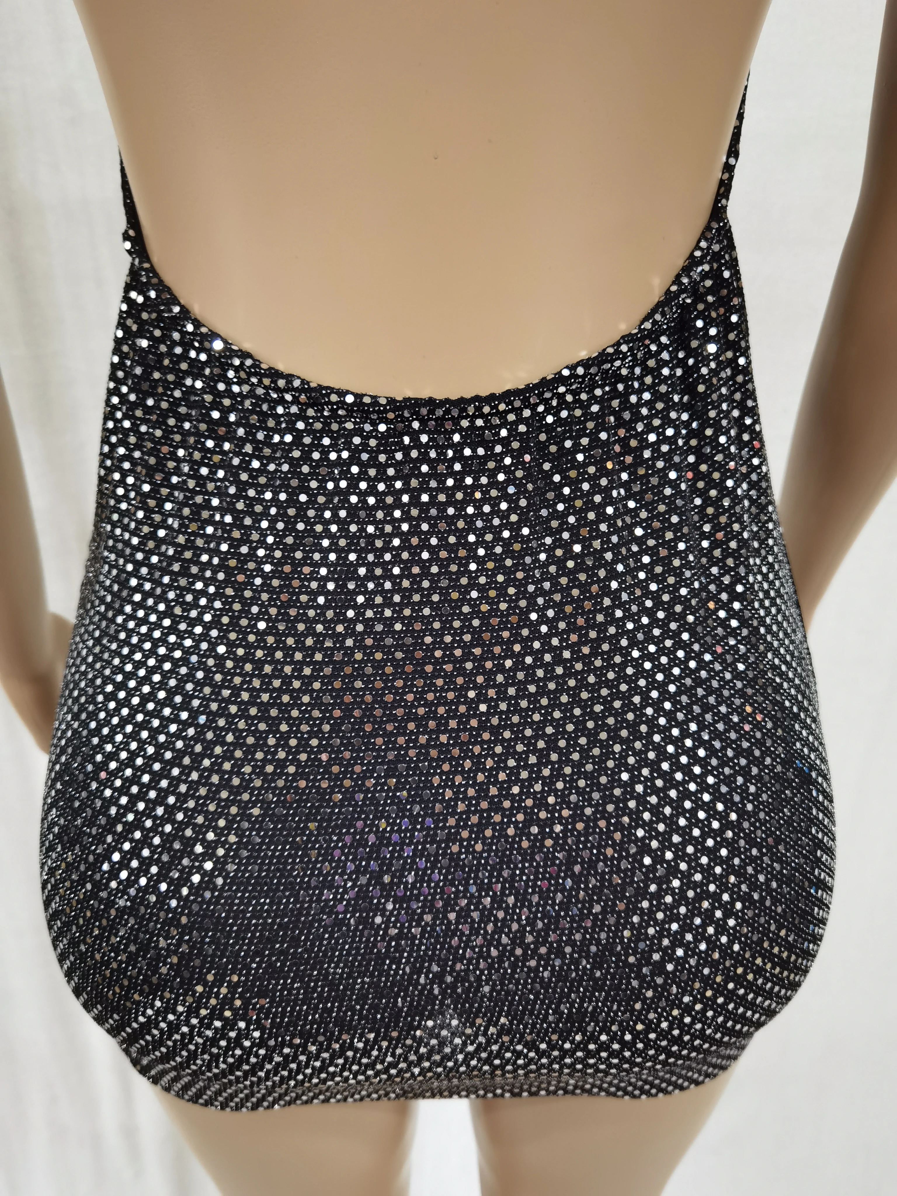 Vestido de moda de chica picante sin mangas y caderas con malla brillante en perspectiva hueca de moda en verano