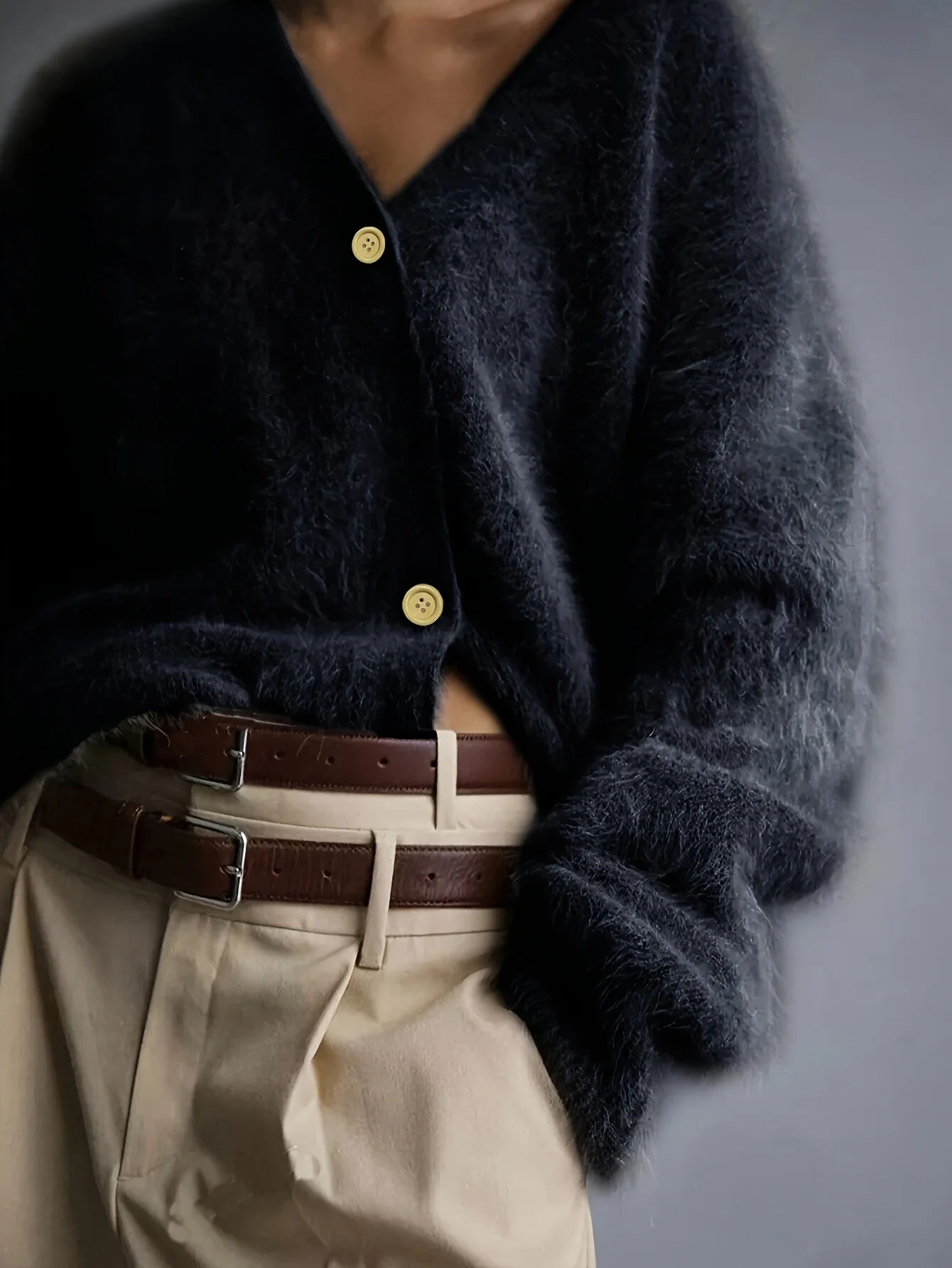 Women's long-sleeved knitted cardigan, V-neck solid color casual warm plush top elegant autumn and winter