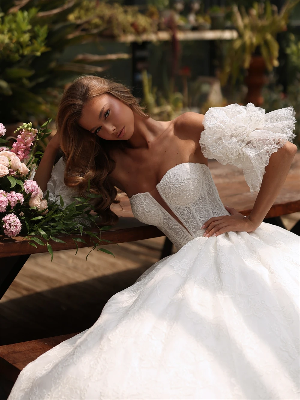 

Customized Sexy White Lace Wedding Dress Formal Sweetheart Sleeveless Robe de mariée Sexy A-Line Court Train Vestido De Novia