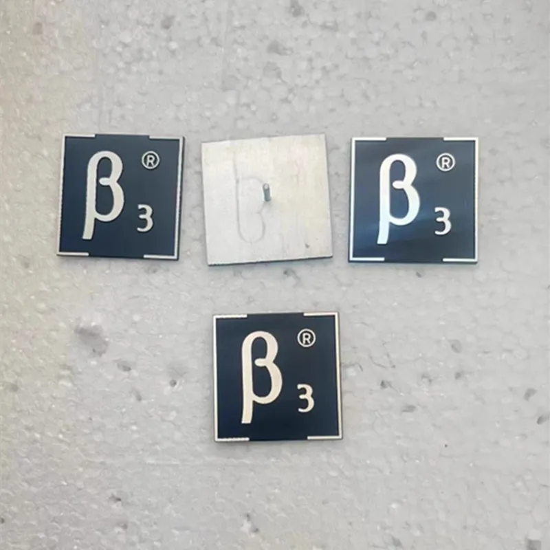 オーディオアンプ,スピーカー,ホーン,x 50mm, 40x40mm用のユニバーサルメタルバッジ付きネームプレート