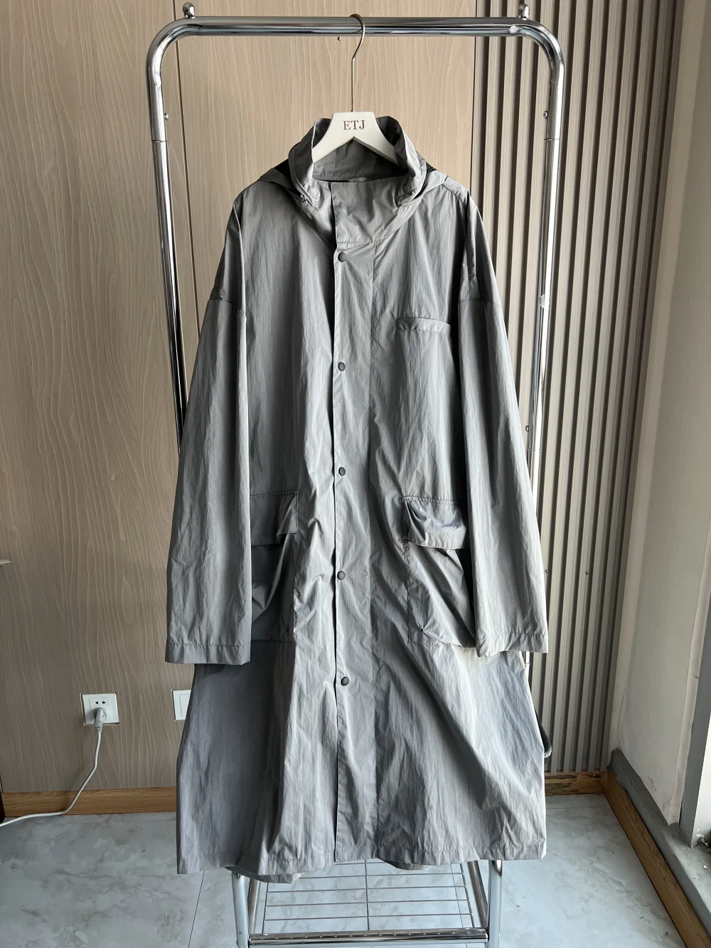 

Technical fabric pocket windbreaker 2024 spring new designer fashion big pocket stand collar men thin loose long trench coat