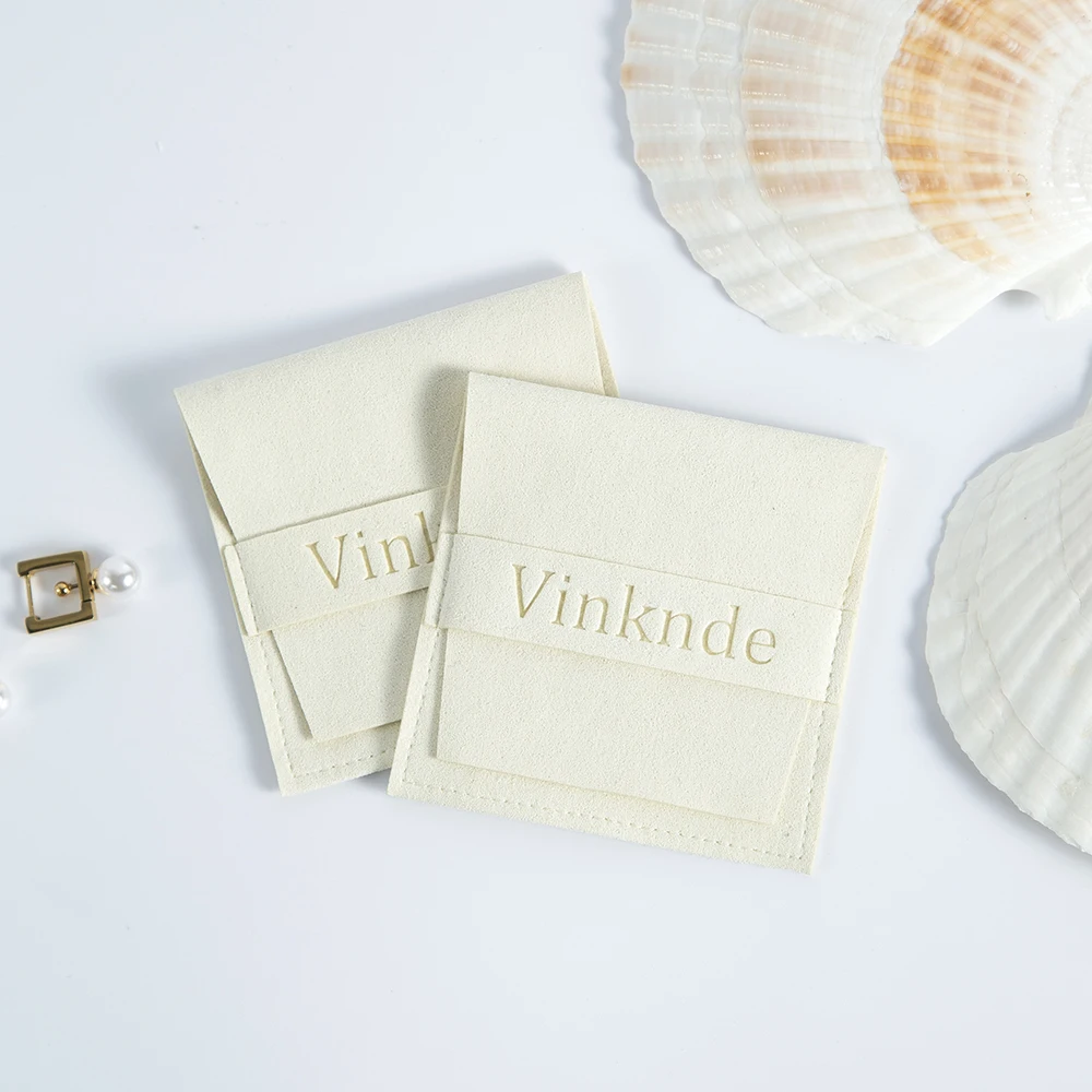 100pcs 사용자 정의 로고 마이크로 화이버 벨벳 작은 선물 가방 8x8cm 쥬얼리 귀걸이 목걸이 주머니 크리스마스 결혼식 호의 사탕 가방