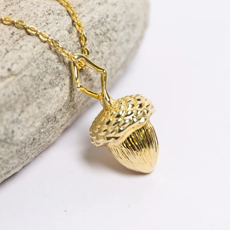 Creative and fun design, gold-plated pine cone shaped pendant, simple necklace