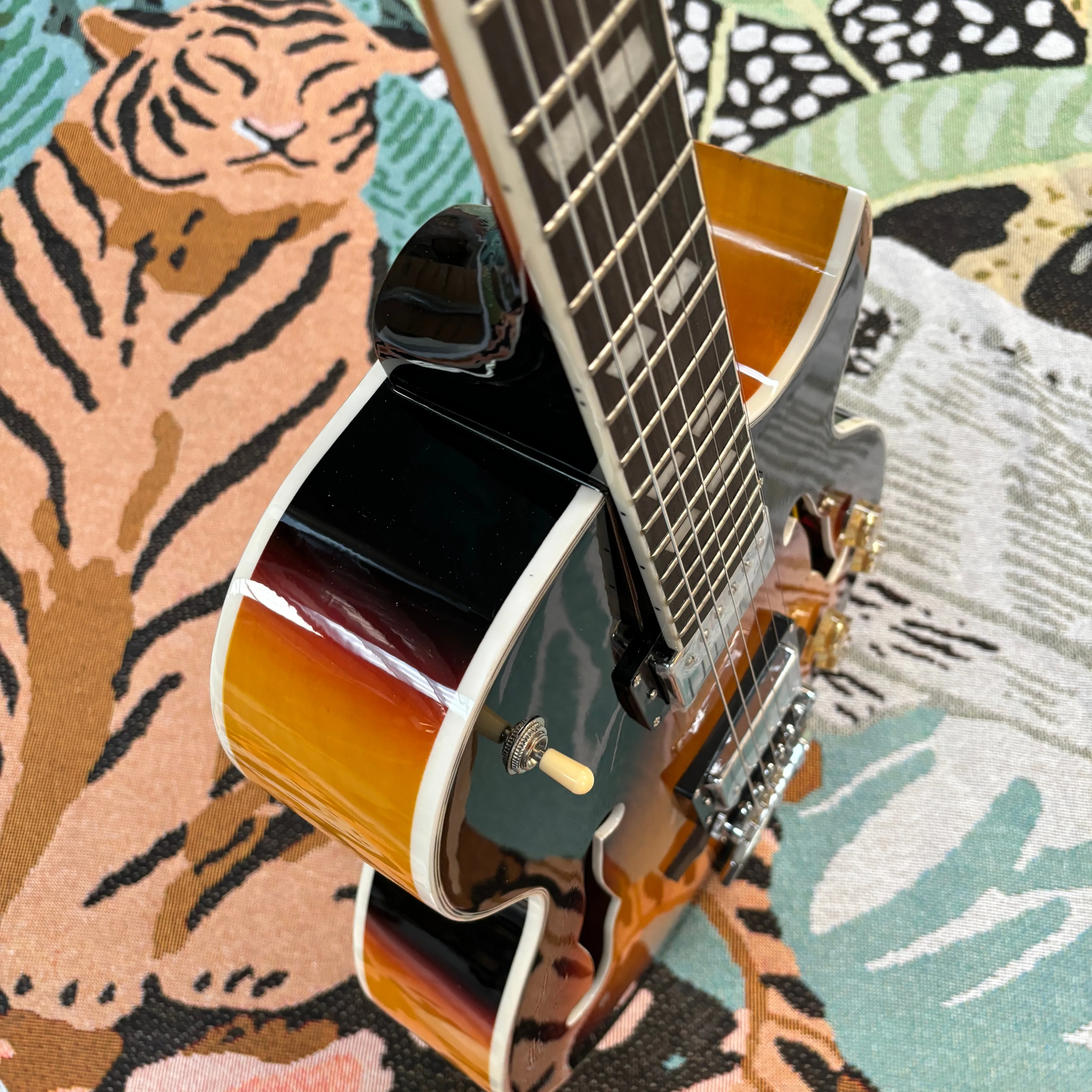 جيتار كهربائي مكون من 6 أوتار بلون غروب الشمس، عالي اللمعان، جيتار شخصي، جودة صوت جيدة، جسم مجوف، جيتار هدية.