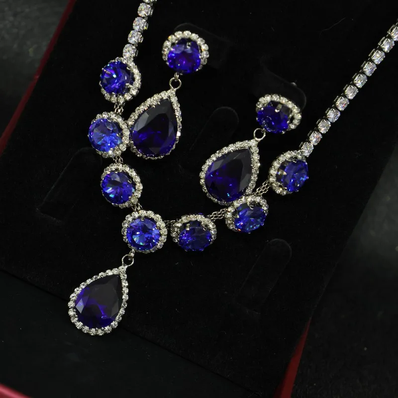 

Новый набор: серьги-гвоздики и цепочка-башня из натурального высококачественного сине-фиолетового камня.