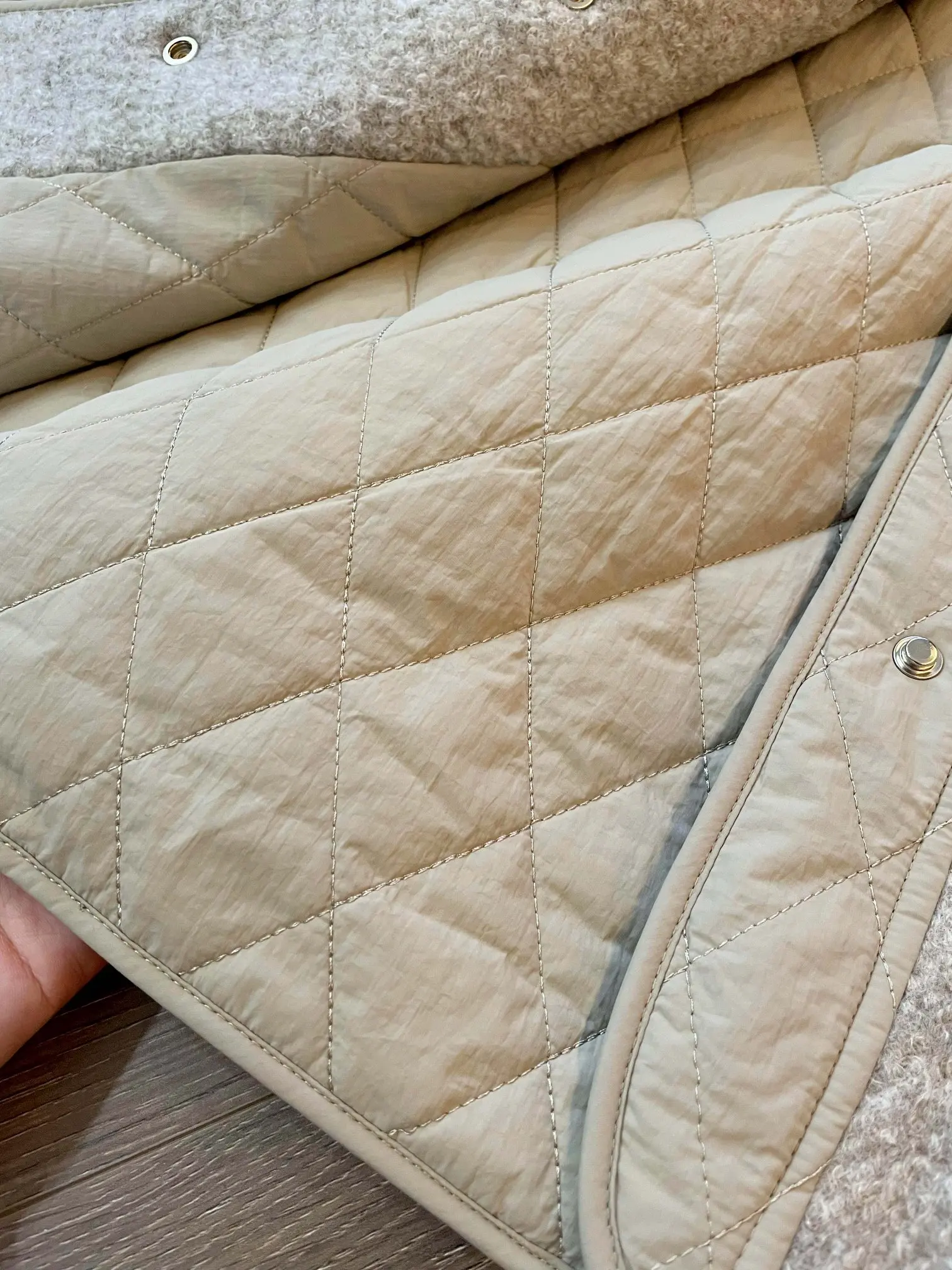 الخريف والشتاء جديد جودة عالية أزياء عارضة مقنعين صوف الضأن سترة قطن للنساء