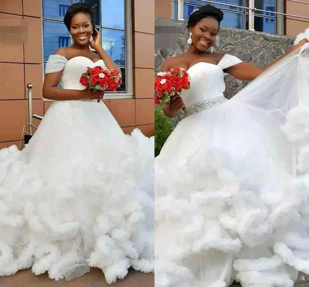 Maniche ad aletta personalizzate Pieghe con volant Abito da sposa africano taglie forti Abiti da sposa con fondo a nuvola gonfia con cintura di perline