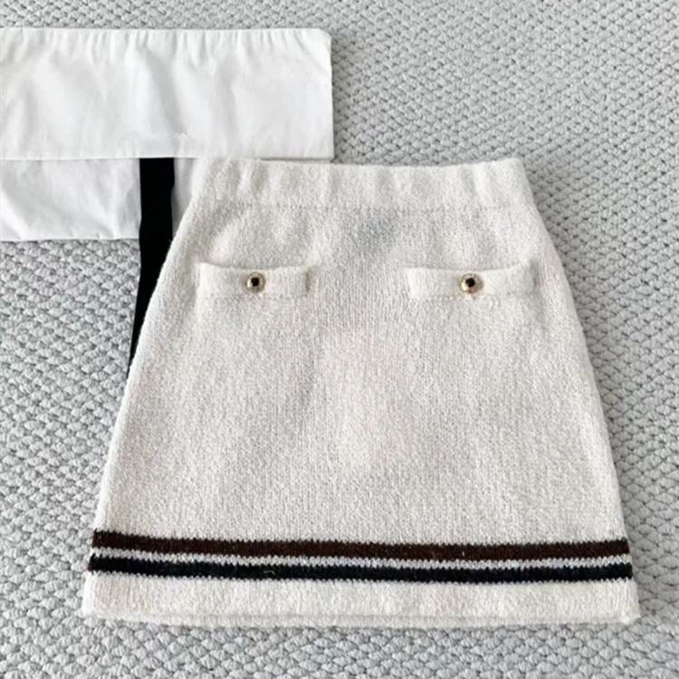 Nuovi stili personalizzati di inverno 2025 Abbigliamento femminile europeo e americano Maglione lavorato a maglia monopetto a maniche lunghe in cashmere