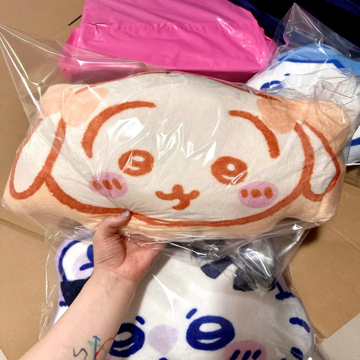 

Мягкая плюшевая подушка-игрушка Chiikawa Usagi Fluffy Hachiware Momonga Bow 2026: очень уютная, теплая, кавайная, в стиле аниме, для праздников и подарков