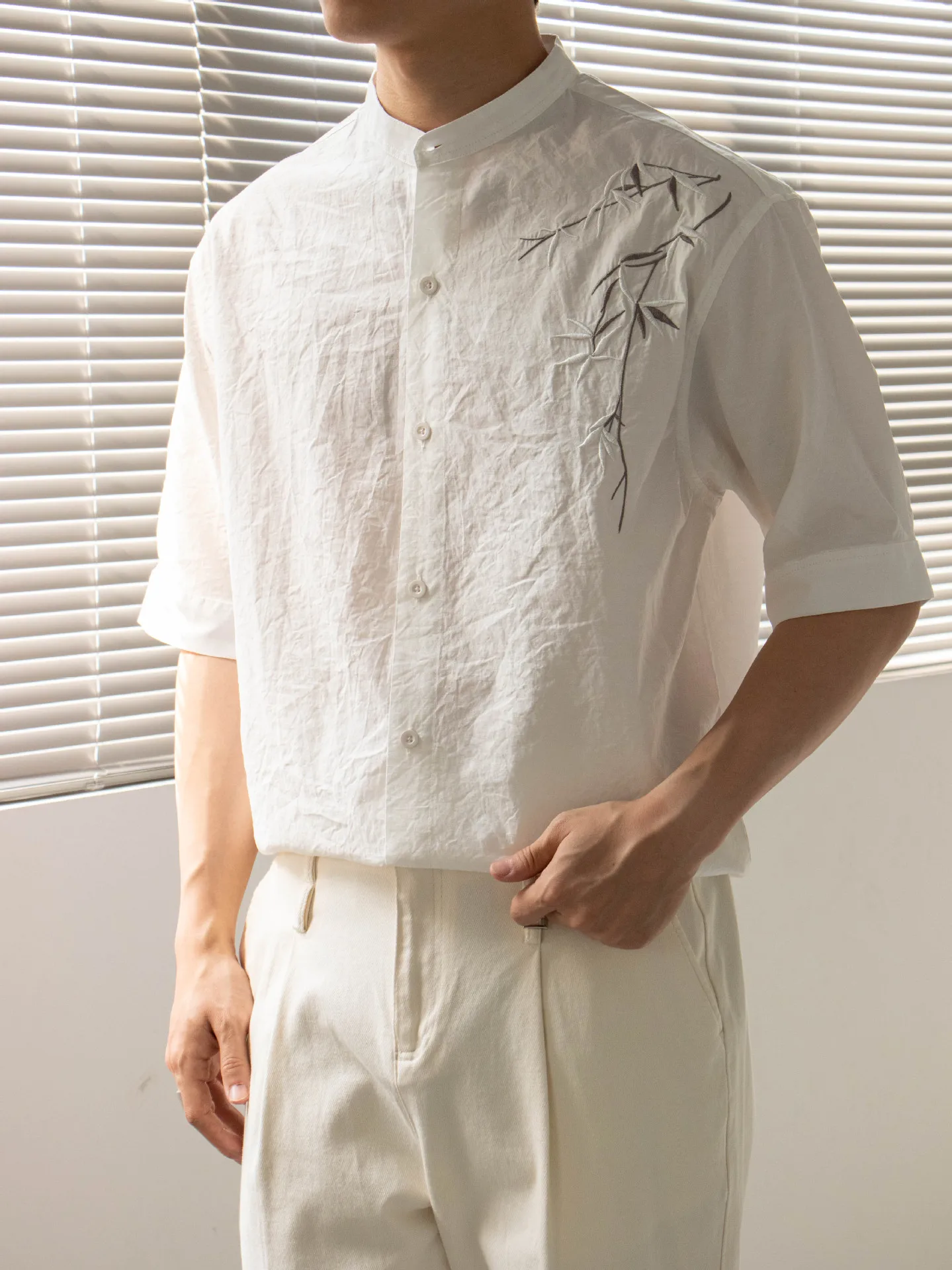 

New Summer Men's irt Embroidered ort Sve Loose Fit Thin Cotton Blend Faion Urban Sle Stand Collar Five Button Closure