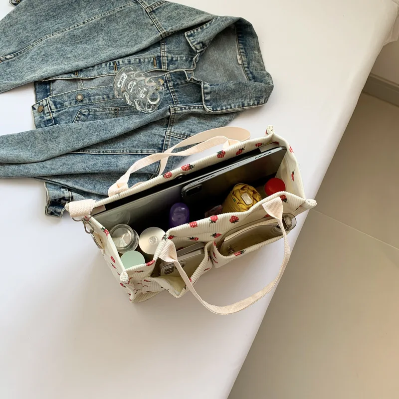 กระเป๋าผ้าแคนวาสสะพายไหล่สำหรับผู้หญิง กระเป๋าสะพายข้างลำลองใส่โทรศัพท์มือถือ หนังสือ กระเป๋าผ้าเรียบง่ายน่ารักสำหรับสาวๆ