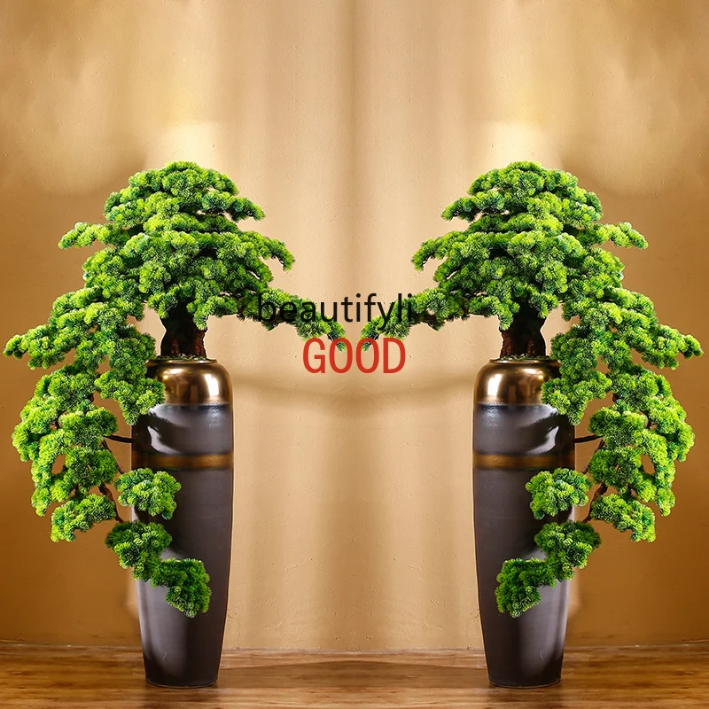 Необычное искусственное украшение для сосны