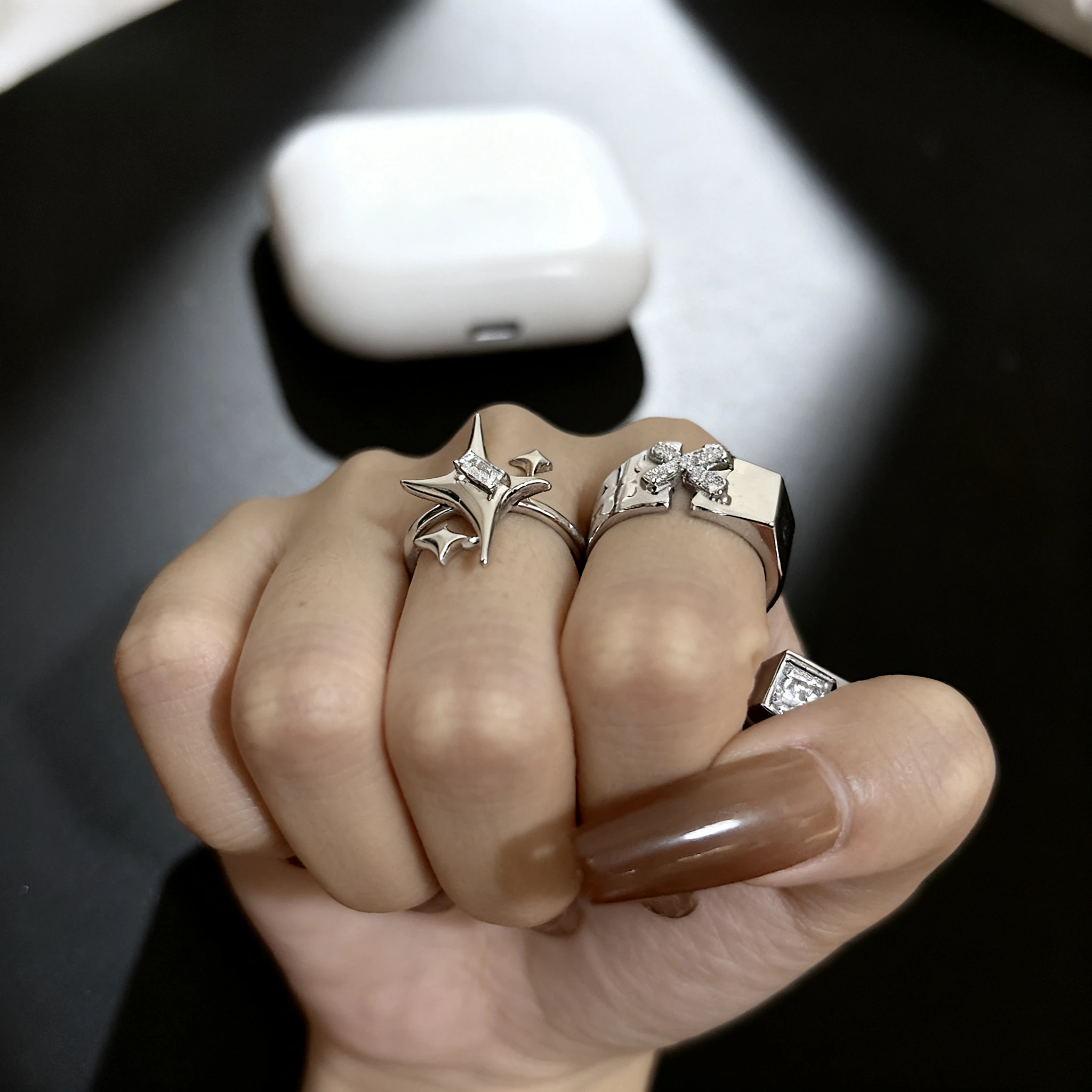 النسخة الكورية من خاتم Manxing للزوجين يتميز بملمس الزركون المرصع بتصميم حرف X أنيق وفريد من نوعه للنساء في الهالوين 2025