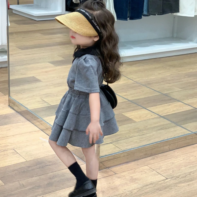 Versione coreana delle ragazze 2024 estate nuovo grigio Top a maniche corte e gonna corta ragazza Baby Fashion Academy Style Set