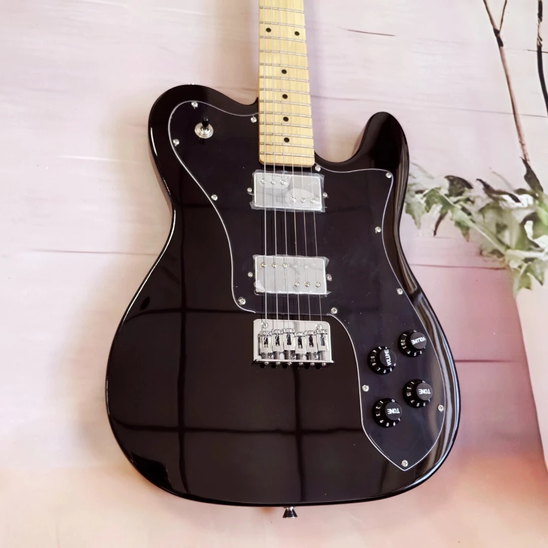 جيتار كهربائي أسود برقبة من خشب القيقب يتميز بلوحة واقية كبيرة وجسم ماهوجني قوي وجودة استثنائية